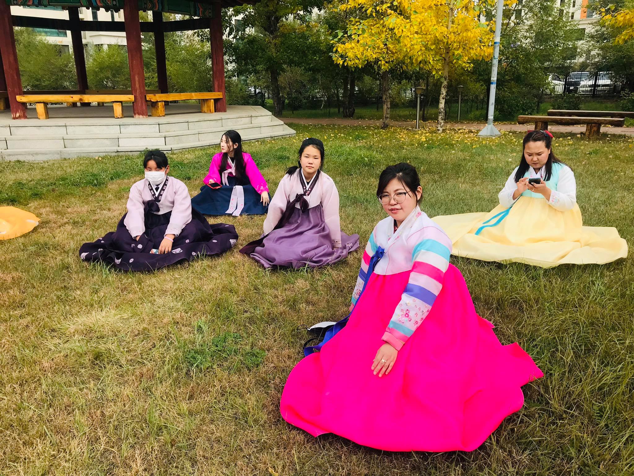 <한복을 입은 몽골 여성들 - 출처 : 마직수렝 제공>