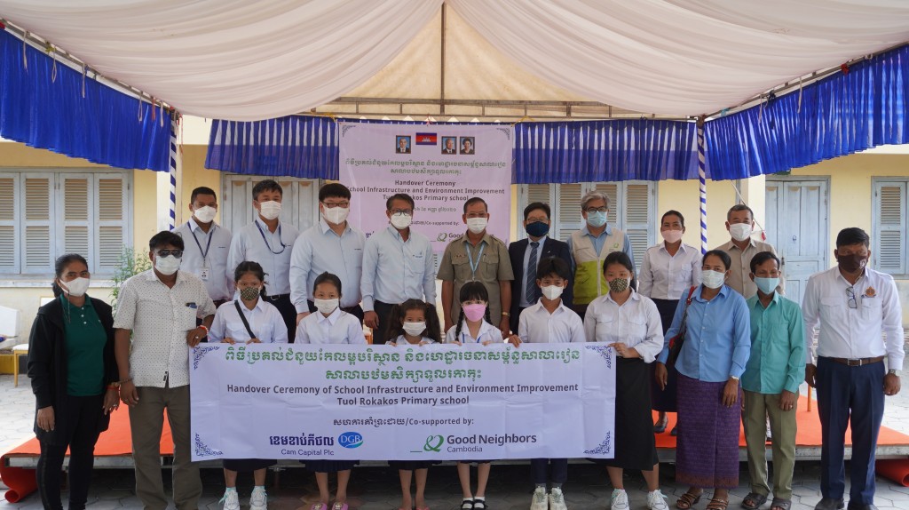 ▲Cam Capital Plc(CEO Ros Rhearith)이 굿네이버스 캄보디아 통해 초등학교 교육환경 개선사업에 1만불을 지원했다.