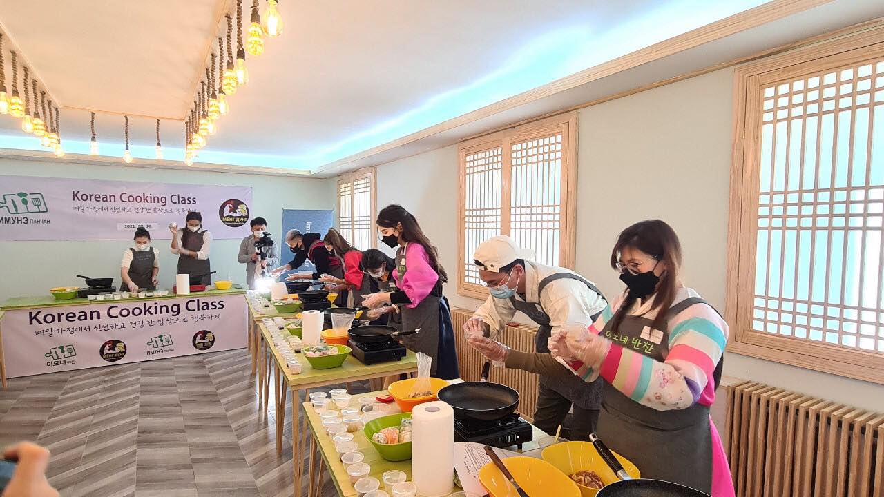 <참가자들이 만든 한국 음식 - 출처 : 마직수렝 제공>