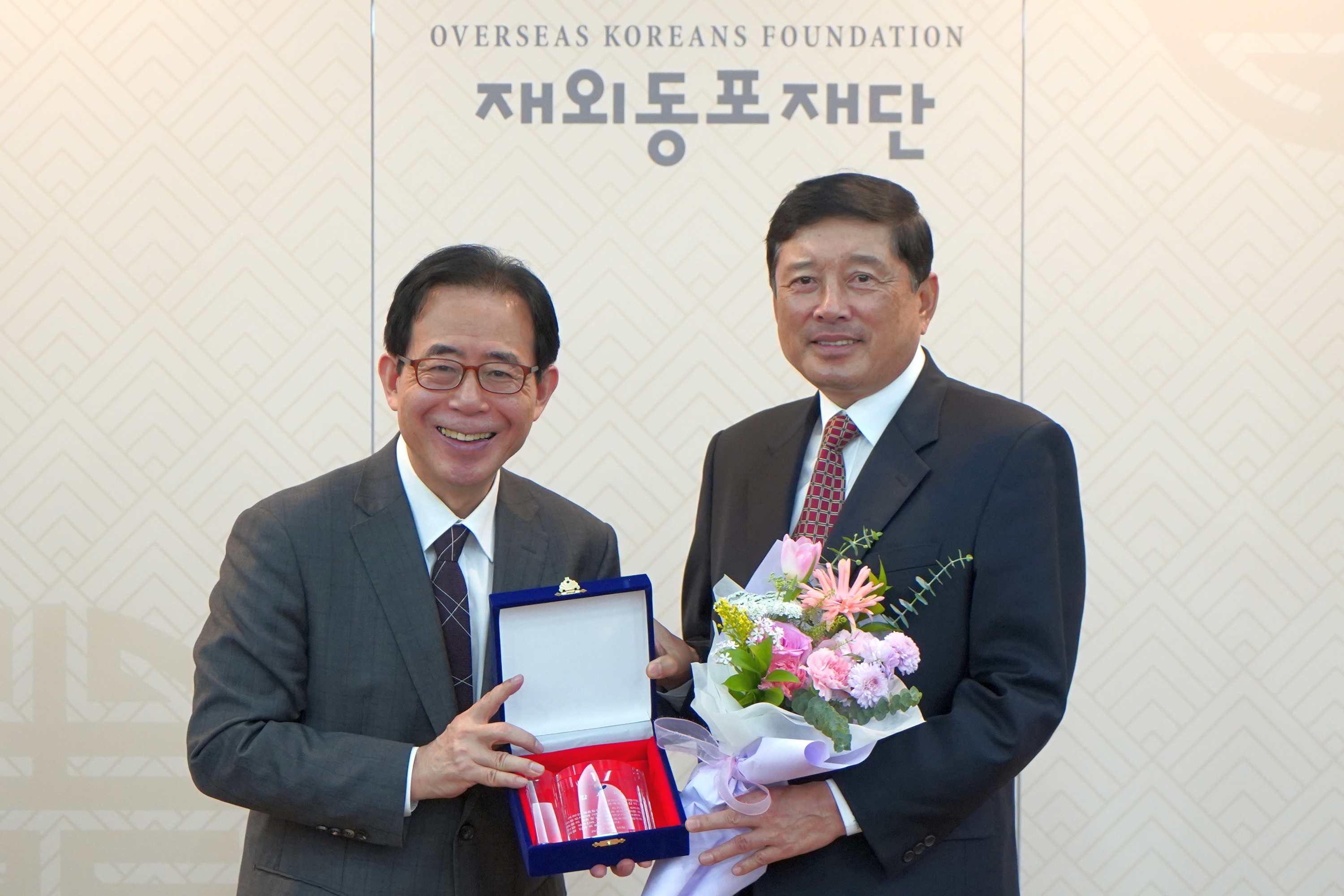 OKF Chairman Kim Sung-kon awarding the plaque of gratitude to Honorary President Kim Ui-jin