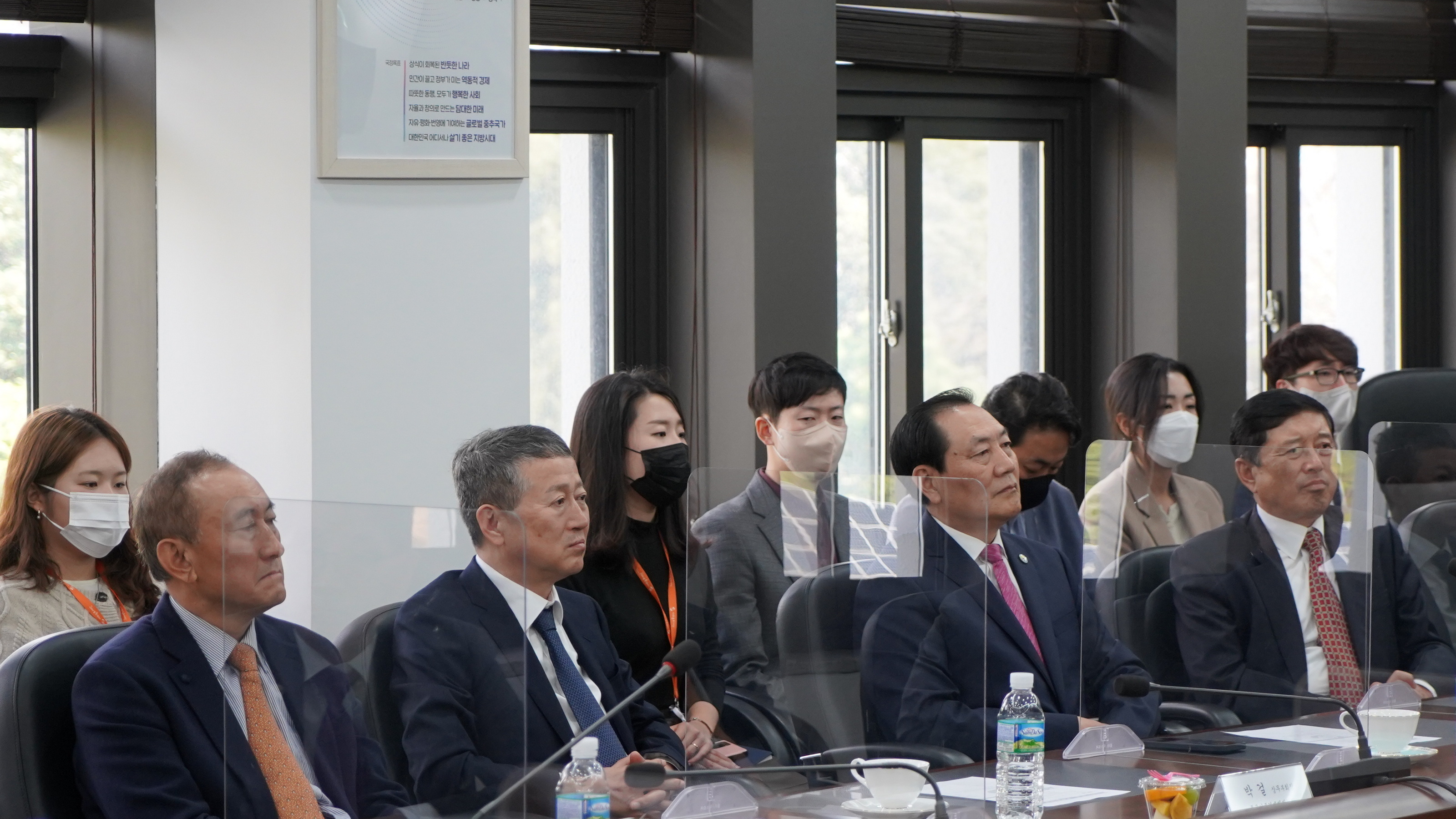 Korean-Chinese businesspeople listening to the gratitude speech by OKF Chairman Kim Sung-kon (from front left, Vice President Lee Choon-il, Vice President Park Gul, President Kwon Soon-gi, and Honorary President Kim Ui-jin)