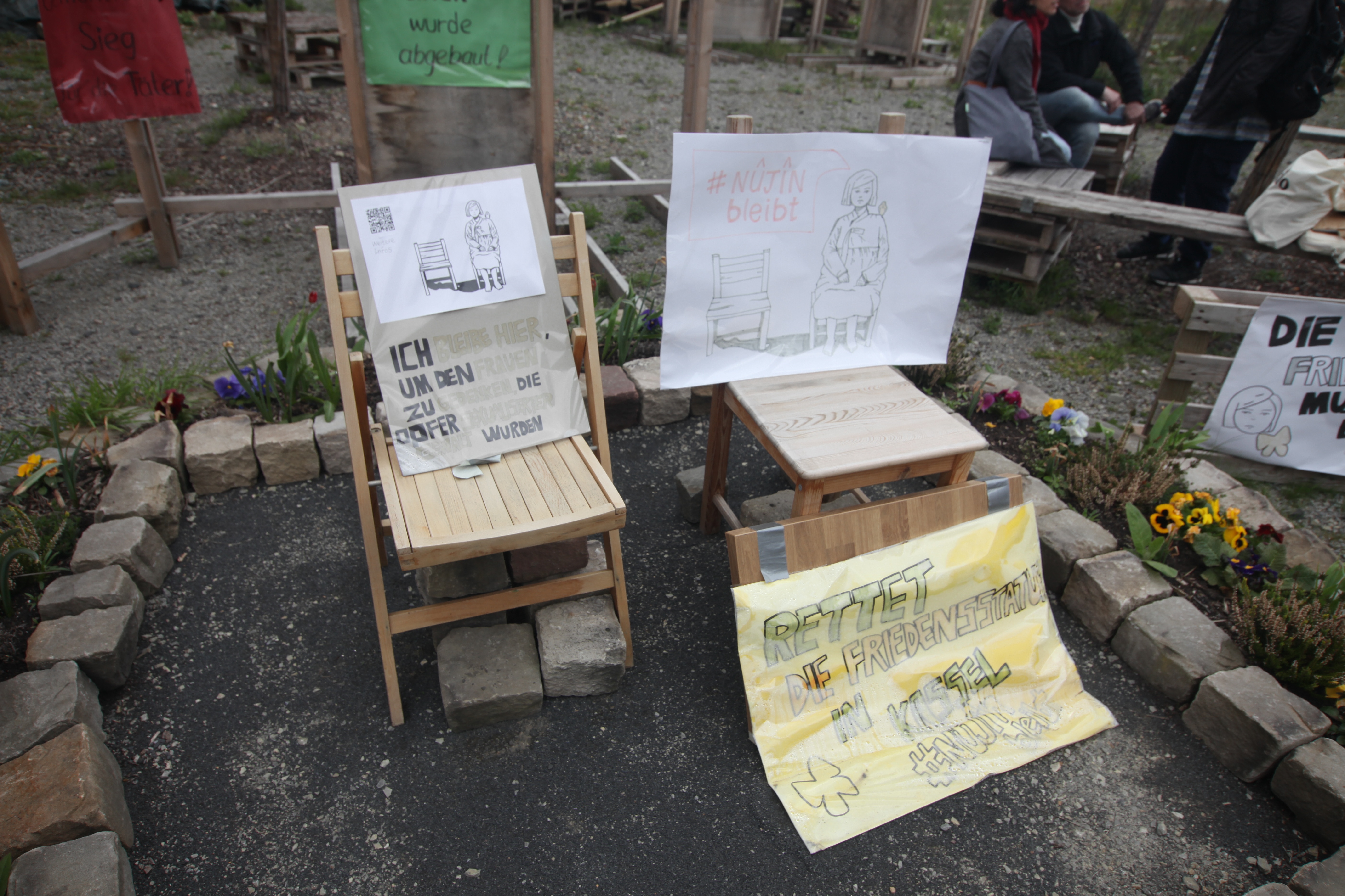 < 소녀상이 철거된 뒤 남아있는 빈 의자 - 출처: 통신원 촬영 >